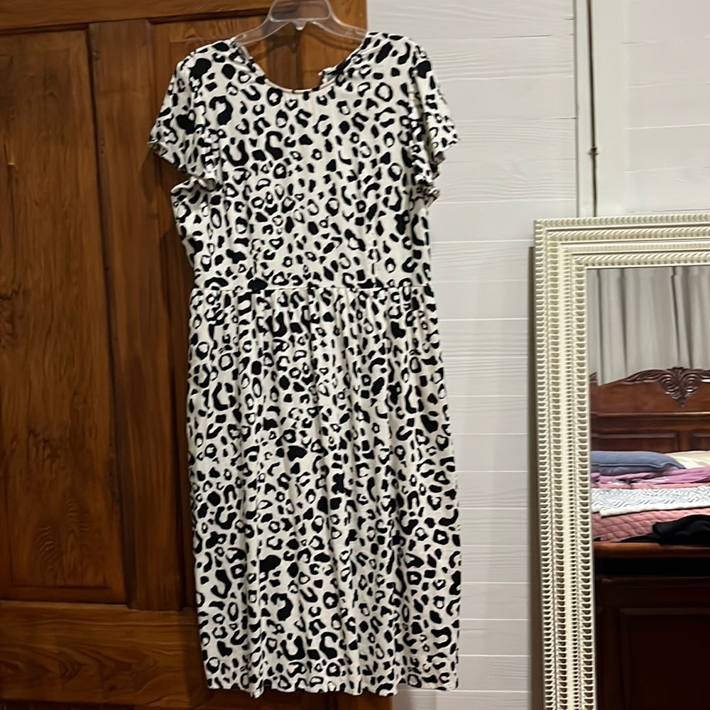 Perfect Condition! This is an adorable linen black & cream leopard midi